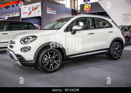 Poznan, Pologne, mars 2019 Fiat blanc 500X, Poznan International Motor Show, croisement d'un véhicule utilitaire sport (VUS) fabriqués par Fiat Banque D'Images