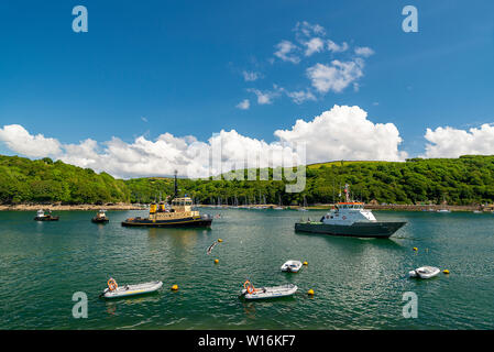 Une flottille de bateaux ont défilé le long de l'estuaire de Fowey en souvenir de ceux qui ont bravé le D-Day de Fowey. Banque D'Images