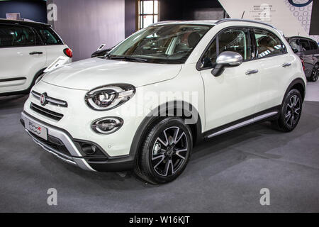 Poznan, Pologne, mars 2019 Fiat blanc 500X, Poznan International Motor Show, croisement d'un véhicule utilitaire sport (VUS) fabriqués par Fiat Banque D'Images