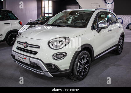 Poznan, Pologne, mars 2019 Fiat blanc 500X, Poznan International Motor Show, croisement d'un véhicule utilitaire sport (VUS) fabriqués par Fiat Banque D'Images