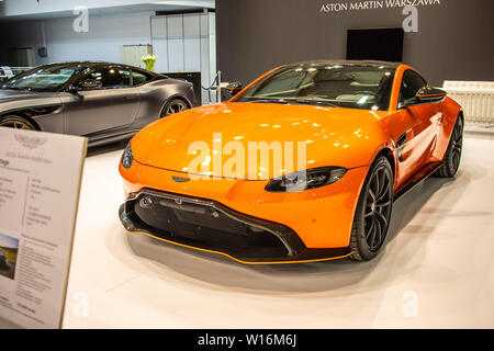 Poznan, Pologne, mars 2019 orange Aston Martin V8 Vantage, Poznan International Motor Show, voitures de rêve, la voiture de sport à deux places par Aston Martin Banque D'Images