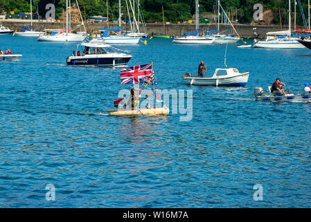 Une flottille de bateaux ont défilé le long de l'estuaire de Fowey en souvenir de ceux qui ont bravé le D-Day de Fowey. Banque D'Images