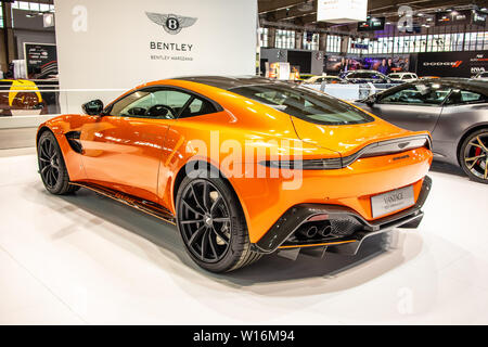 Poznan, Pologne, mars 2019 orange Aston Martin V8 Vantage, Poznan International Motor Show, voitures de rêve, la voiture de sport à deux places par Aston Martin Banque D'Images