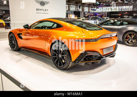 Poznan, Pologne, mars 2019 orange Aston Martin V8 Vantage, Poznan International Motor Show, voitures de rêve, la voiture de sport à deux places par Aston Martin Banque D'Images