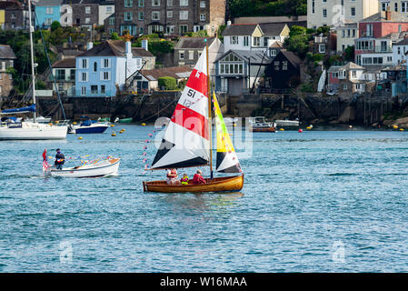 Une flottille de bateaux ont défilé le long de l'estuaire de Fowey en souvenir de ceux qui ont bravé le D-Day de Fowey. Banque D'Images