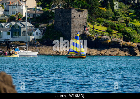 Une flottille de bateaux ont défilé le long de l'estuaire de Fowey en souvenir de ceux qui ont bravé le D-Day de Fowey. Banque D'Images