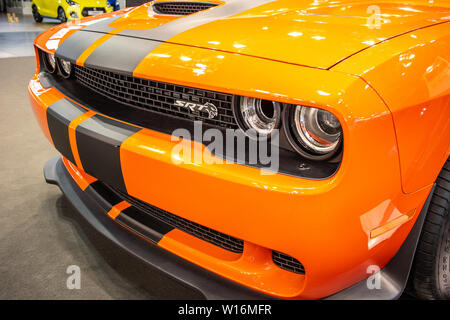 Poznan, Pologne, Mars 2019 : orange métallisé Dodge Challenger SRT Hellcat, Poznan International Motor Show, 3e gen muscle car fabriqué par Dodge Banque D'Images