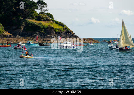 Une flottille de bateaux ont défilé le long de l'estuaire de Fowey en souvenir de ceux qui ont bravé le D-Day de Fowey. Banque D'Images