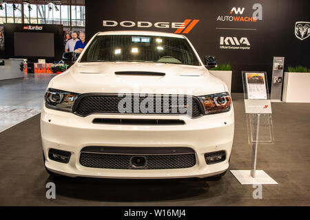 Poznan, Pologne, mars 2019 Dodge Durango blanc R/T, Poznan International Motor Show, 3e génération de taille moyenne d'un véhicule utilitaire sport (VUS) produit par Dodge Banque D'Images