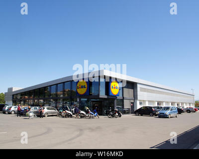 L'Hellas Lidl supermarché près de l'aéroport de Corfou, Corfou, Grèce Banque D'Images