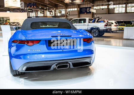 Poznan, Pologne, mars 2019 Jaguar F-Type bleu décapotable, Poznan International Motor Show, deux places voiture cabrio fabriqués par Jaguar britannique Banque D'Images