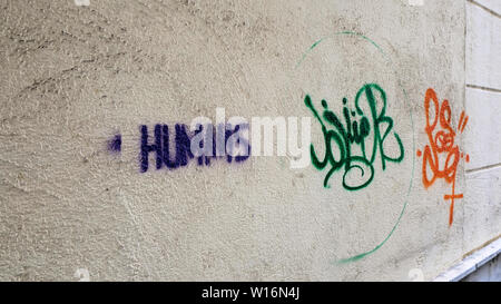 L'HOMME inscrit sur un mur à Grenade, Espagne ; graffiti politique protestant contre la déshumanisation de la culture et sur l'expression d'un pro-vision humaniste. Banque D'Images