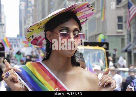 New York, NY, USA. 30 Juin, 2019. Cinquième Avenue, New York, USA, 30 juin 2019 - Grand Marshals et FX Poser actrices MJ Rodriguez, Indya Moore et Dominique Jackson lors de la Pride Parade 2019 dans la ville de New York. Photo : Luiz Rampelotto/EuropaNewswire.Crédit photo obligatoire. Credit : Luiz Rampelotto/ZUMA/Alamy Fil Live News Banque D'Images