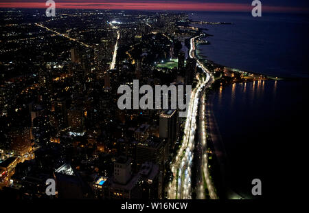 Vue depuis la terrasse d'observation 360 chicago le John Hancock building le long de la rive nord de Chicago et le lac Michigan Chicago IL États-unis Banque D'Images