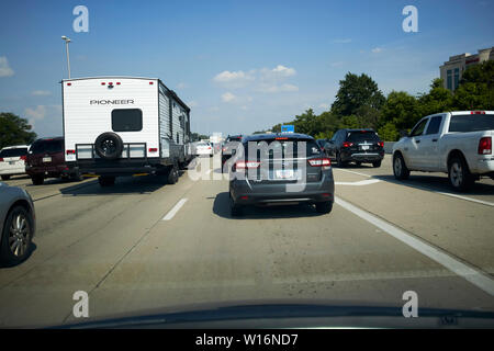 Les bouchons de circulation à l'heure de pointe de pointe autour de la conduite des voitures indianapolis comme rejoindre la bretelle d'un congé sur la Interstate USA Banque D'Images