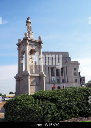 Bénédiction du monument ceux qui ont combattu dans l'armée confédérée se dresse en face du bureau de poste des États-Unis et de la Chambre de la Cour fédérale qui se trouve sur la ligne qui sépare l'état du Texas et l'Arkansas. Monument sur la côte du Texas avec soldier debout sur plus de sa mère. Construit en 1918 en marbre italien. 'À nos fidèles complices' gravé en vertu de soldat. Banque D'Images