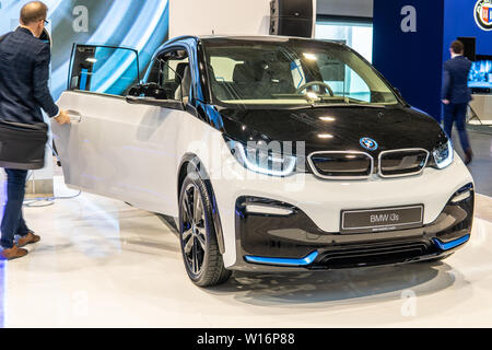 Poznan, Pologne, Mars 2019 : BMW i3s à Poznan International Motor Show, haut-toit hayon électrique fabriquée et commercialisée par BMW Banque D'Images