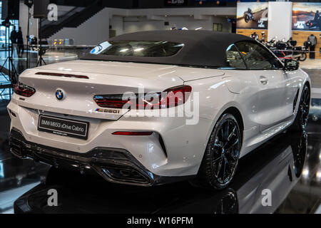 Poznan, Pologne, Mars 2019 : La BMW Série 8 Cabriolet 850i xDrive, Poznan International Motor Show, le G14 cabriolet voiture fabriquée et commercialisée par BMW Banque D'Images