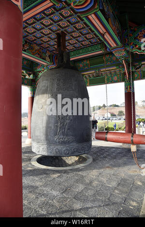 SAN PEDRO, CA/USA - 25 décembre 2018 : les détails complexes de la cloche de l'amitié et son enveloppant temple. Banque D'Images