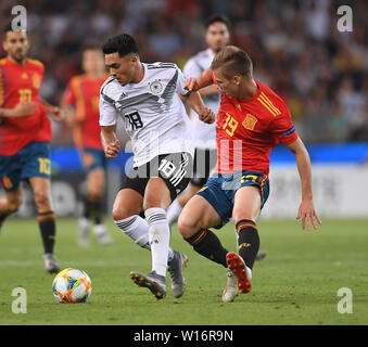 Udine, Italie. 30 Juin, 2019. L'Espagne Dani Olmo (R, à l'avant) le dispute à l'Allemagne au cours de l'Amiri Nadiem UEFA 2019 Finale du Championnat d'Europe des moins de 21 entre l'Espagne et l'Allemagne à Udine, Italie, le 30 juin 2019. L'Espagne a gagné 2-1. Credit : Alberto Lingria/Xinhua/Alamy Live News Banque D'Images