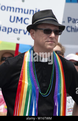 Chicago, Illinois, USA. 30 Juin, 2019. Les rues bordées de milliers de Chicago's côté nord pour observer les couleurs Gay Pride Parade le 30 juin 2019. Les hommes politiques, les entreprises et les organismes sans but lucratif et professionnels particuliers ont marché, roulé et dansé down North Broadway Street. Drapeaux arc-en-ciel volaient partout. C'est Chicago's answer Mardi Gras. Credit : Karen I. Hirsch/ZUMA/Alamy Fil Live News Banque D'Images