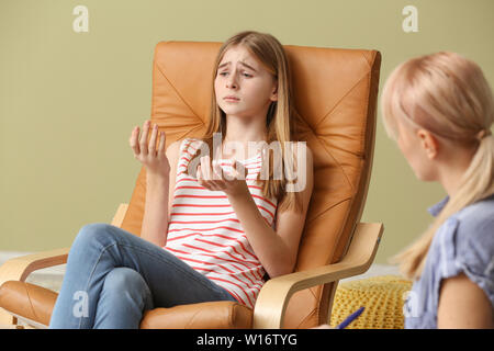 Femme psychologue travaillant avec teenage girl in office Banque D'Images