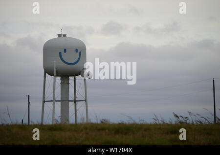 Heureux, smiley face water tower dans la zone sur un jour nuageux. Banque D'Images