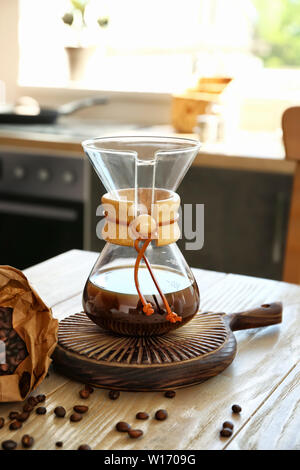 Dans le café savoureux sur la table chemex Banque D'Images