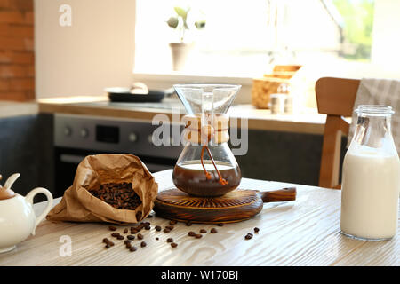 Café savoureux dans la société Chemex avec bouteille de lait sur la table Banque D'Images