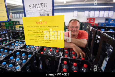 Stuttgart, Allemagne. 25 Juin, 2019. Hans-Peter Kastner, directeur général de Getränke Kastner GmbH, se tient derrière les caisses d'eau minérale dans son commerce de boissons. En juillet, le vendeur au détail déterminé ne veut plus les bouteilles en plastique jetables stock dans sa gamme. (Dpa : 'Qu'une façon avec les marchands de boissons réutilisables - ne vendent plus de crédit en plastique') : Marijan Murat/dpa/Alamy Live News Banque D'Images