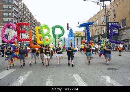 Chicago, Illinois, USA. 30 Juin, 2019. Les rues bordées de milliers de Chicago's côté nord pour observer les couleurs Gay Pride Parade le 30 juin 2019. Les hommes politiques, les entreprises et les organismes sans but lucratif et professionnels particuliers ont marché, roulé et dansé down North Broadway Street. Drapeaux arc-en-ciel volaient partout. C'est Chicago's answer Mardi Gras. Credit : Karen I. Hirsch/ZUMA/Alamy Fil Live News Banque D'Images