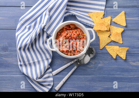 Cocotte au délicieux chili con carne sur table en bois Banque D'Images