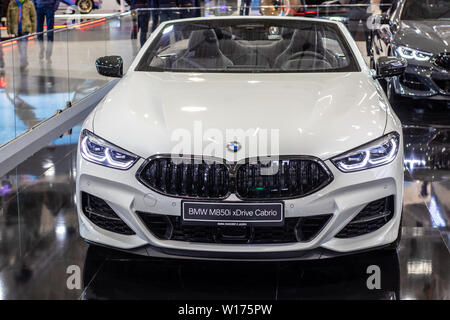 Poznan, Pologne, Mars 2019 : La BMW Série 8 Cabriolet 850i xDrive, Poznan International Motor Show, le G14 cabriolet voiture fabriquée et commercialisée par BMW Banque D'Images