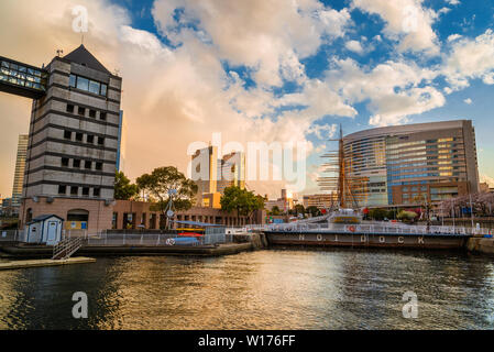 Coucher de soleil sur Dock N.1 avec Nippon Maru navire et port de Yokohama Museum Banque D'Images