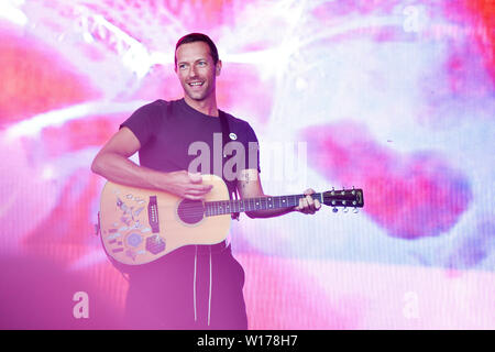 Glastonbury, Somerset, UK, Pilton. 30 juin 2019. Chris Martin effectue en tant qu'invité spécial lors de la performance de Kylie Minogue sur la Pyramide étape à Glastonbury Festival le 30 juin 2019. Photo par Tabatha Fireman / perspective féminine Crédit : perspective féminine/Alamy Live News Banque D'Images