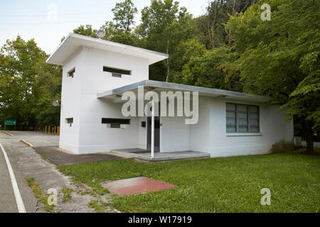 L'accès par la route à mi-chemin gatehouse construit dans le cadre du projet Manhattan dans l'ancienne ville de secret Oak Ridge Tennessee USA. La ville a été tenu secret et Banque D'Images