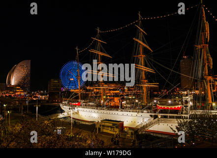 Vue de nuit avec Port de Yokohama Cosmo World Amusement Park et Nippon Maru ship Banque D'Images