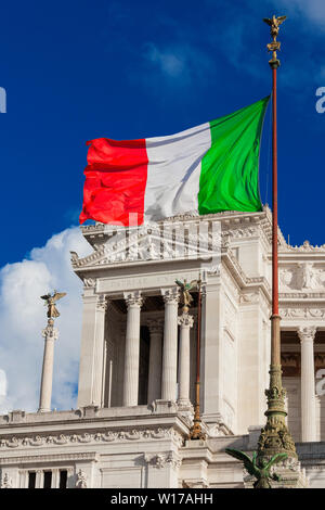 Le nationalisme et la souveraineté en Italie. 'Tricolor' national italien d'un drapeau qui flotte dans le vent avant d'autel de Nation monument, symbole de la patrie Banque D'Images