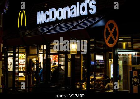 Lodz, Pologne, Jan 2018 McDonald's jaune signe, nuit, les nuages en arrière-plan, McDonald's restaurant fast-food chain logo, marque McDrive Banque D'Images