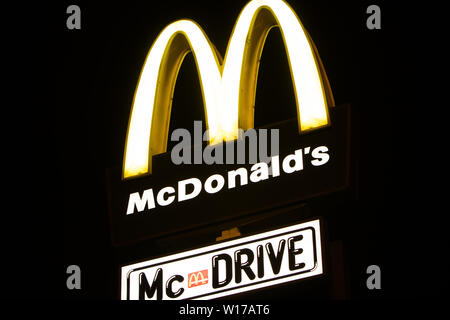 Lodz, Pologne, Jan 2018 McDonald's jaune signe, nuit, les nuages en arrière-plan, McDonald's restaurant fast-food chain logo, marque McDrive Banque D'Images