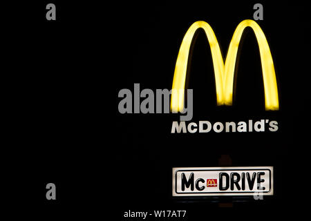 Lodz, Pologne, Jan 2018 McDonald's jaune signe, nuit, les nuages en arrière-plan, McDonald's restaurant fast-food chain logo, marque McDrive Banque D'Images