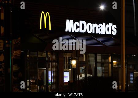 Lodz, Pologne, Jan 2018 McDonald's jaune signe, nuit, les nuages en arrière-plan, McDonald's restaurant fast-food chain logo, marque McDrive Banque D'Images