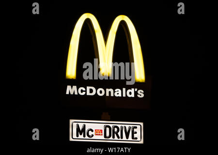 Lodz, Pologne, Jan 2018 McDonald's jaune signe, nuit, les nuages en arrière-plan, McDonald's restaurant fast-food chain logo, marque McDrive Banque D'Images