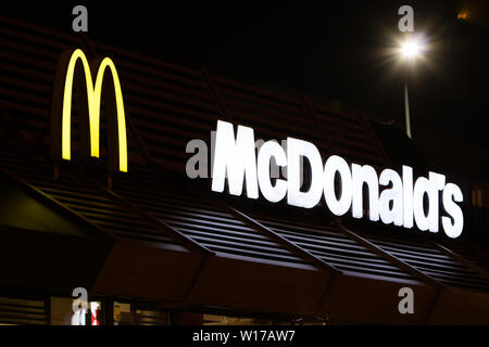 Lodz, Pologne, Jan 2018 McDonald's jaune signe, nuit, les nuages en arrière-plan, McDonald's restaurant fast-food chain logo, marque McDrive Banque D'Images