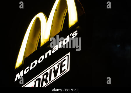 Lodz, Pologne, Jan 2018 McDonald's jaune signe, nuit, les nuages en arrière-plan, McDonald's restaurant fast-food chain logo, marque McDrive Banque D'Images