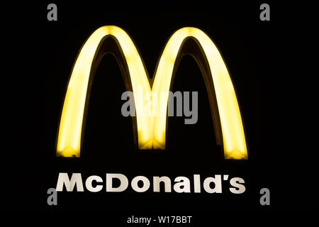 Lodz, Pologne, Jan 2018 McDonald's jaune signe, nuit, les nuages en arrière-plan, McDonald's restaurant fast-food chain logo, marque McDrive Banque D'Images