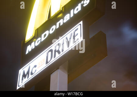 Lodz, Pologne, Jan 2018 McDonald's jaune signe, nuit, les nuages en arrière-plan, McDonald's restaurant fast-food chain logo, marque McDrive Banque D'Images