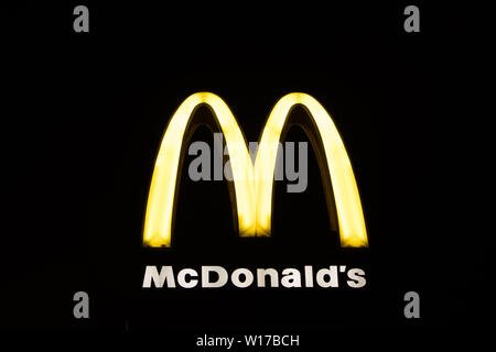 Lodz, Pologne, Jan 2018 McDonald's jaune signe, nuit, les nuages en arrière-plan, McDonald's restaurant fast-food chain logo, marque McDrive Banque D'Images