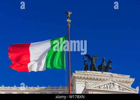 Le nationalisme et la souveraineté en Italie. 'Tricolor' national italien d'un drapeau qui flotte dans le vent avant d'autel de Nation monument, symbole de la patrie Banque D'Images