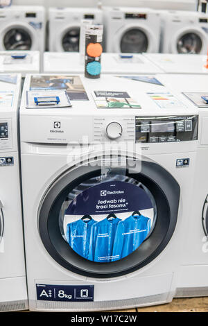 Lodz, Pologne, en juillet 2018 à l'intérieur de Saturne magasin électronique, de sèche-linge Electrolux lave-linge sur l'affichage pour la vente, produit par Electrolux, Banque D'Images